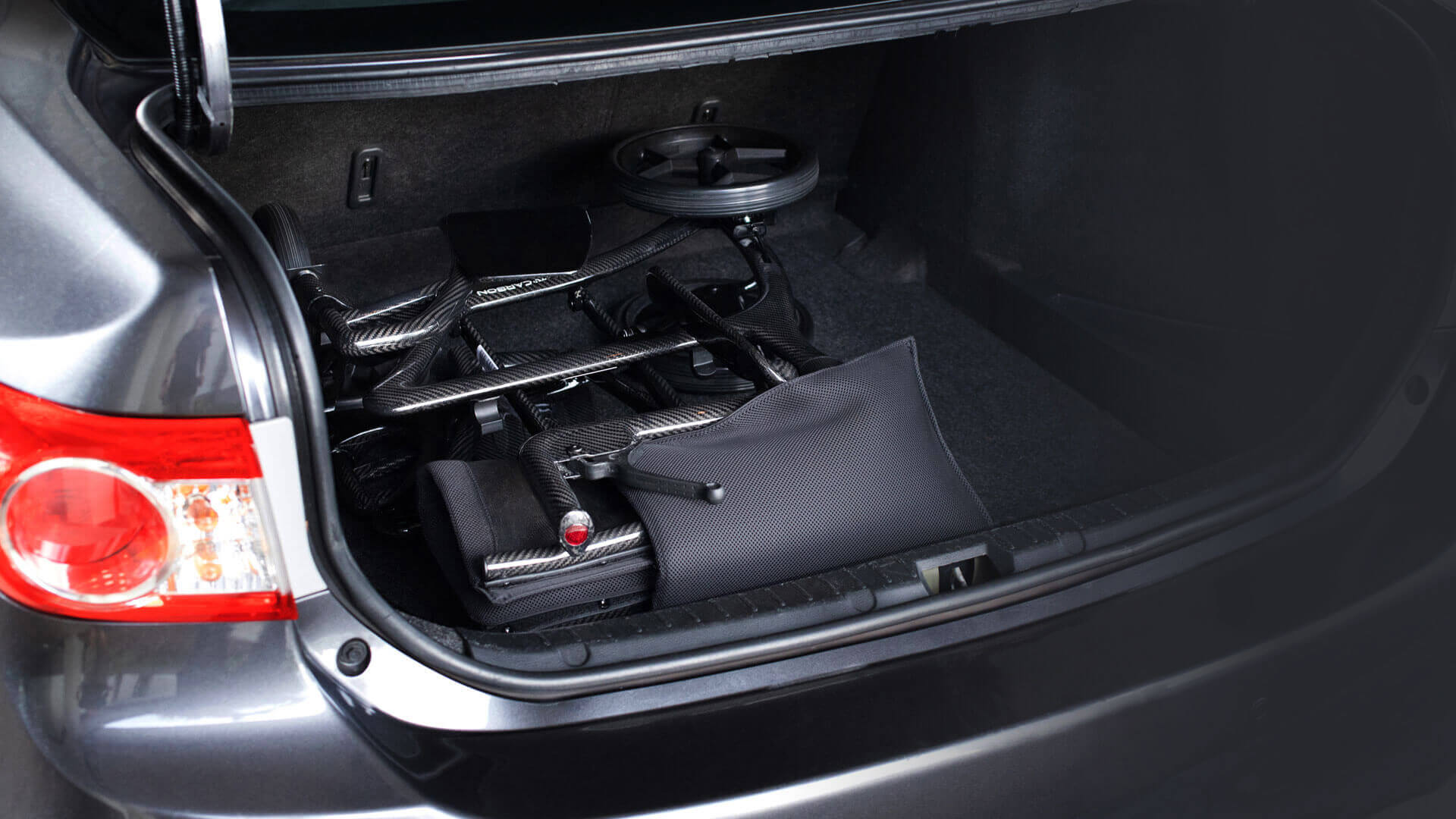 簡単に折りたため、簡単に収納できる