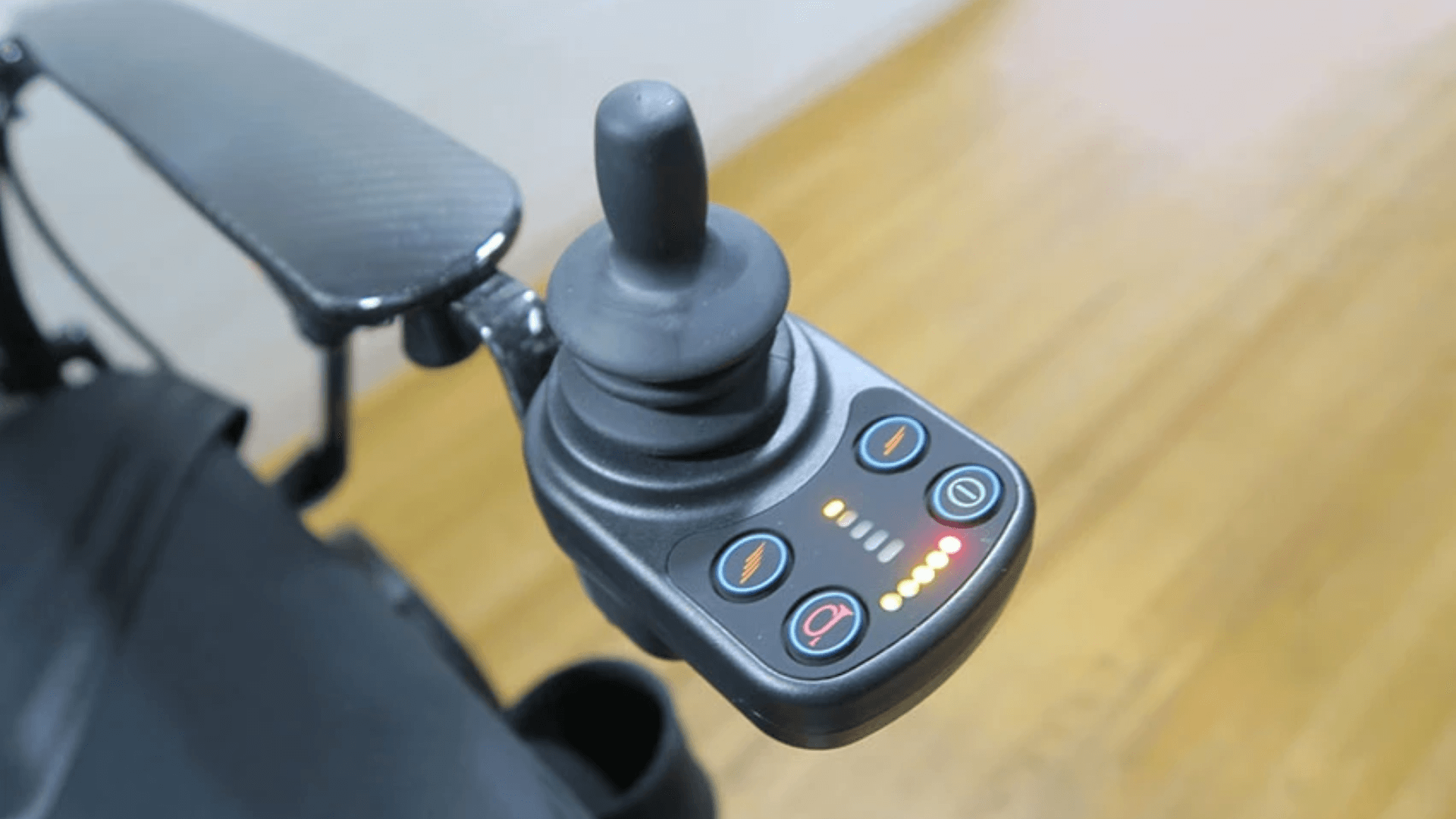 「クイッキー Q50 R カーボン：ジョイスティックコントローラーの左側へのセット方法」