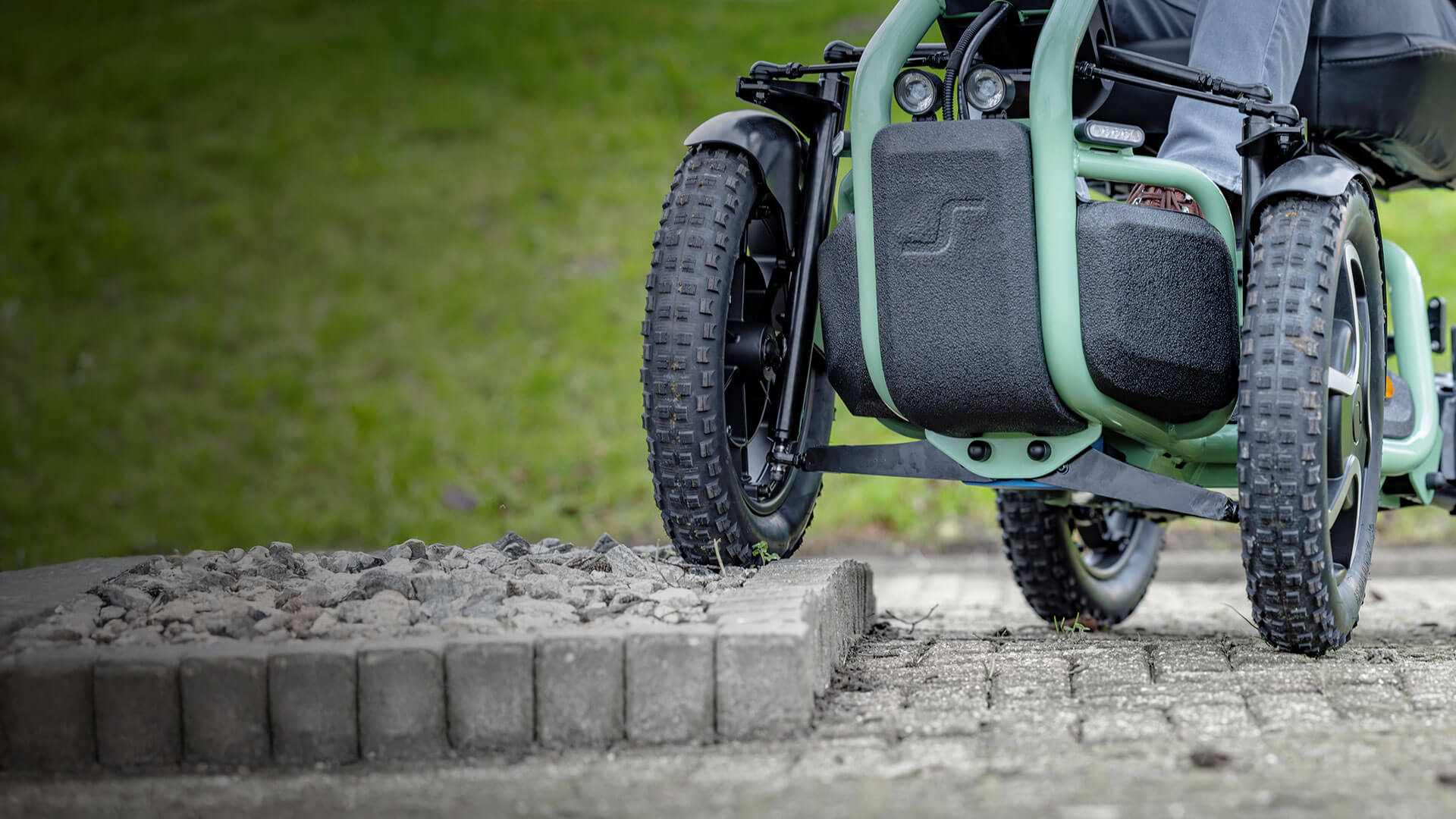 4 large 18-inch wheels with advanced suspension