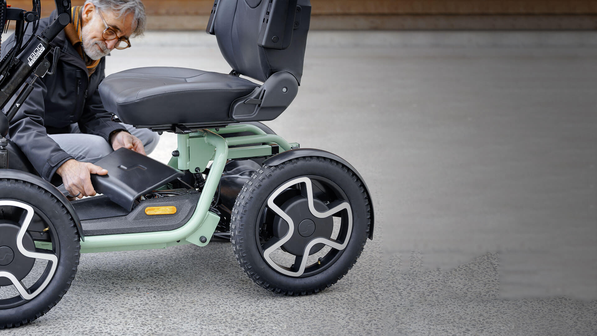 Spacious design with Lithium battery